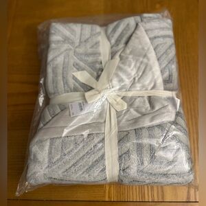 NWT Nordstrom Rack Geo Print Plush Throw GREY